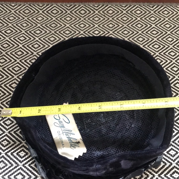 Vintage shiny black pillbox hat - Picture 9 of 12